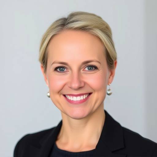 Astrid Olsen, daglig leder i Nordlys Stemmer, smiler vennlig.